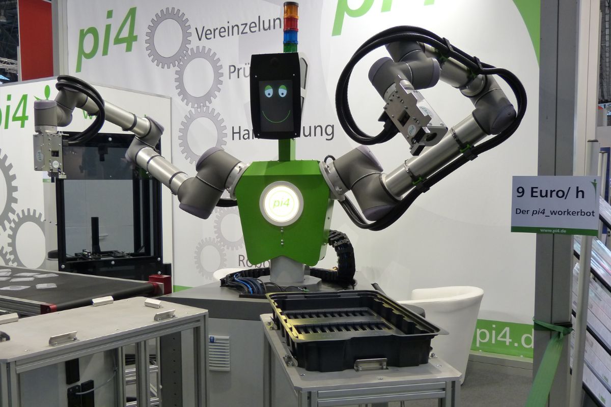 Humanoider Roboter in der Elektronikfertigung